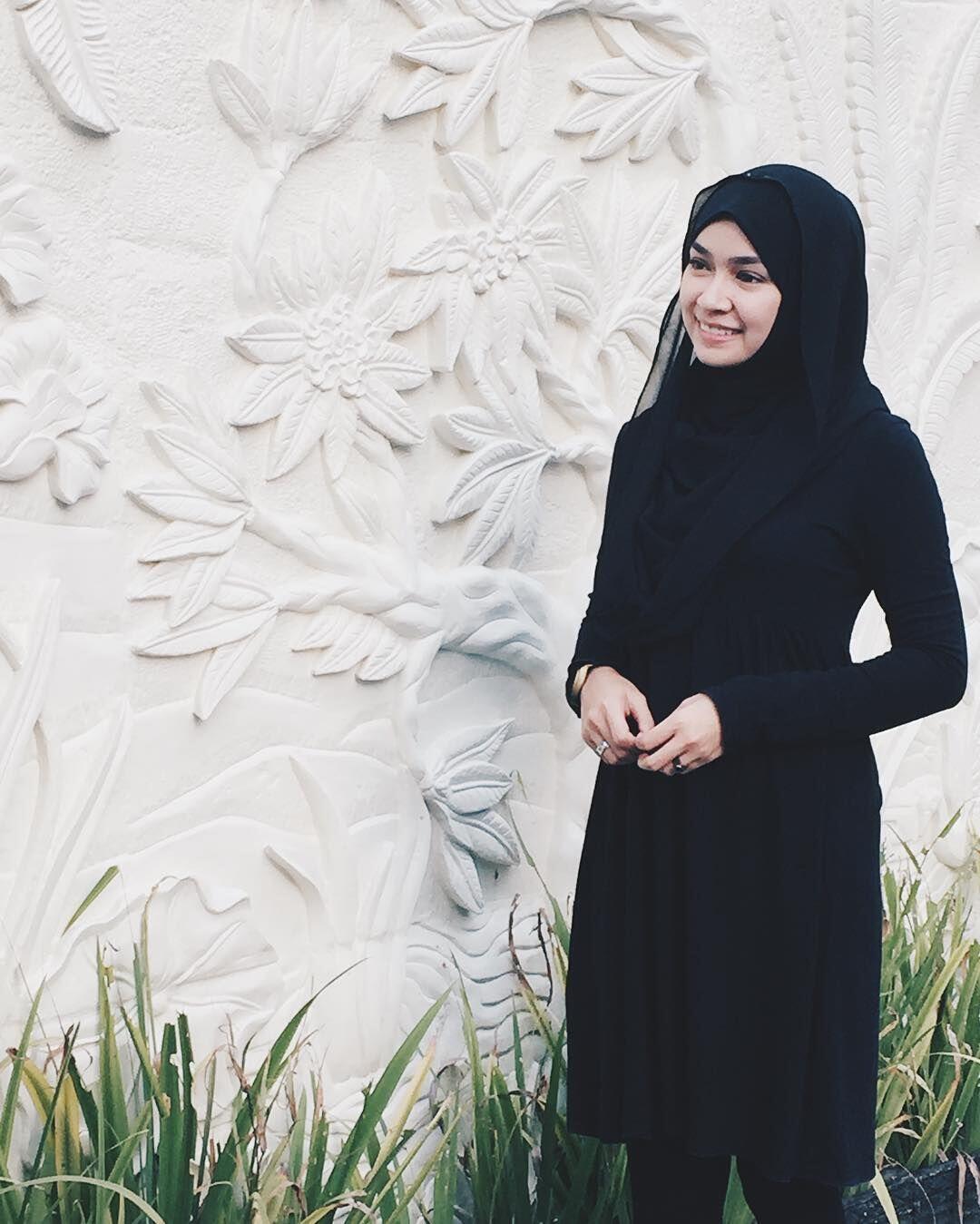 13 Style Elegan Seleb Berhijab Contekan Cewek Bertubuh Mungil