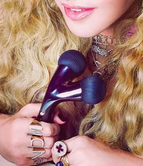Madonna RIlis Alat Facial Baru, Netizen Sebut Mirip Sex Toys