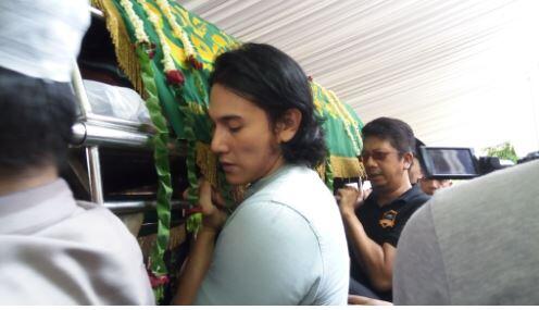  Vino G. Bastian Ikut Gotong Keranda Jenazah Istri Indro Warkop 