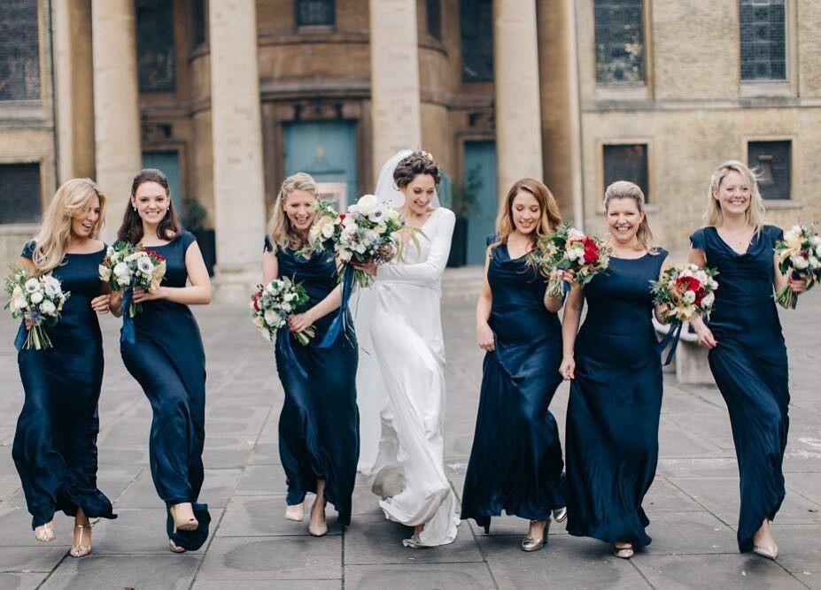 10 Inspirasi Warna Gaun Bridesmaids Kekinian untuk Pernikahan Impian!
