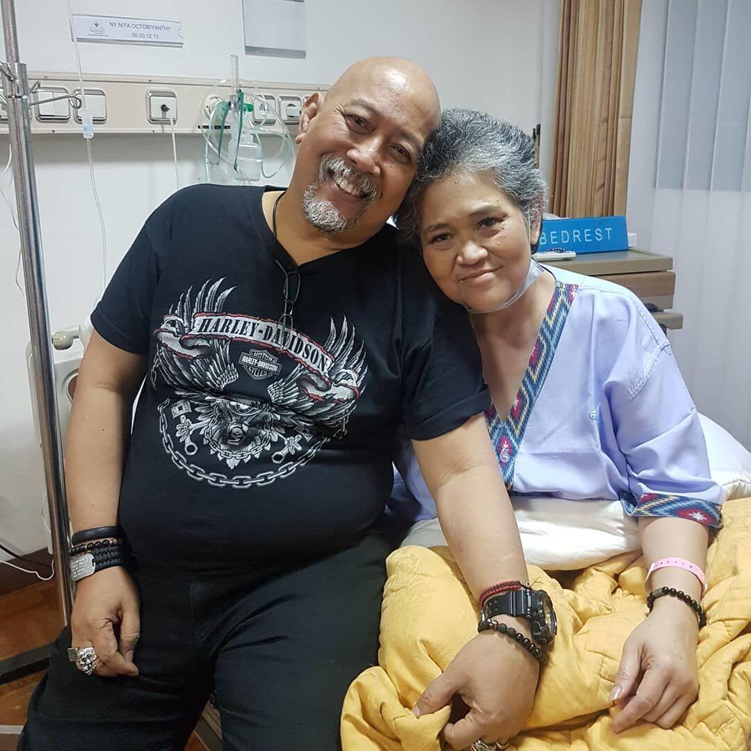 13 Potret Perjalanan Cinta Indro Warkop & Istri Sampai Maut Memisahkan