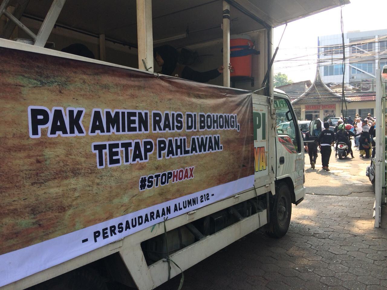 Seribuan Massa PA 212 Kawal Amien Rais ke Polda Metro Jaya