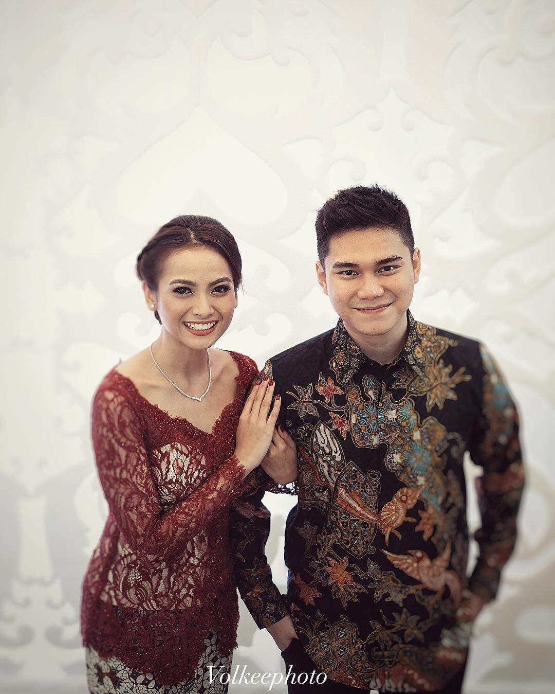 12 Inspirasi Manis Kebaya Couple buat Tunangan, Serasi Memesona