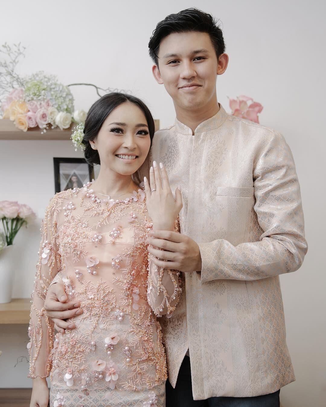12 Inspirasi Manis Kebaya Couple buat Tunangan, Serasi Memesona