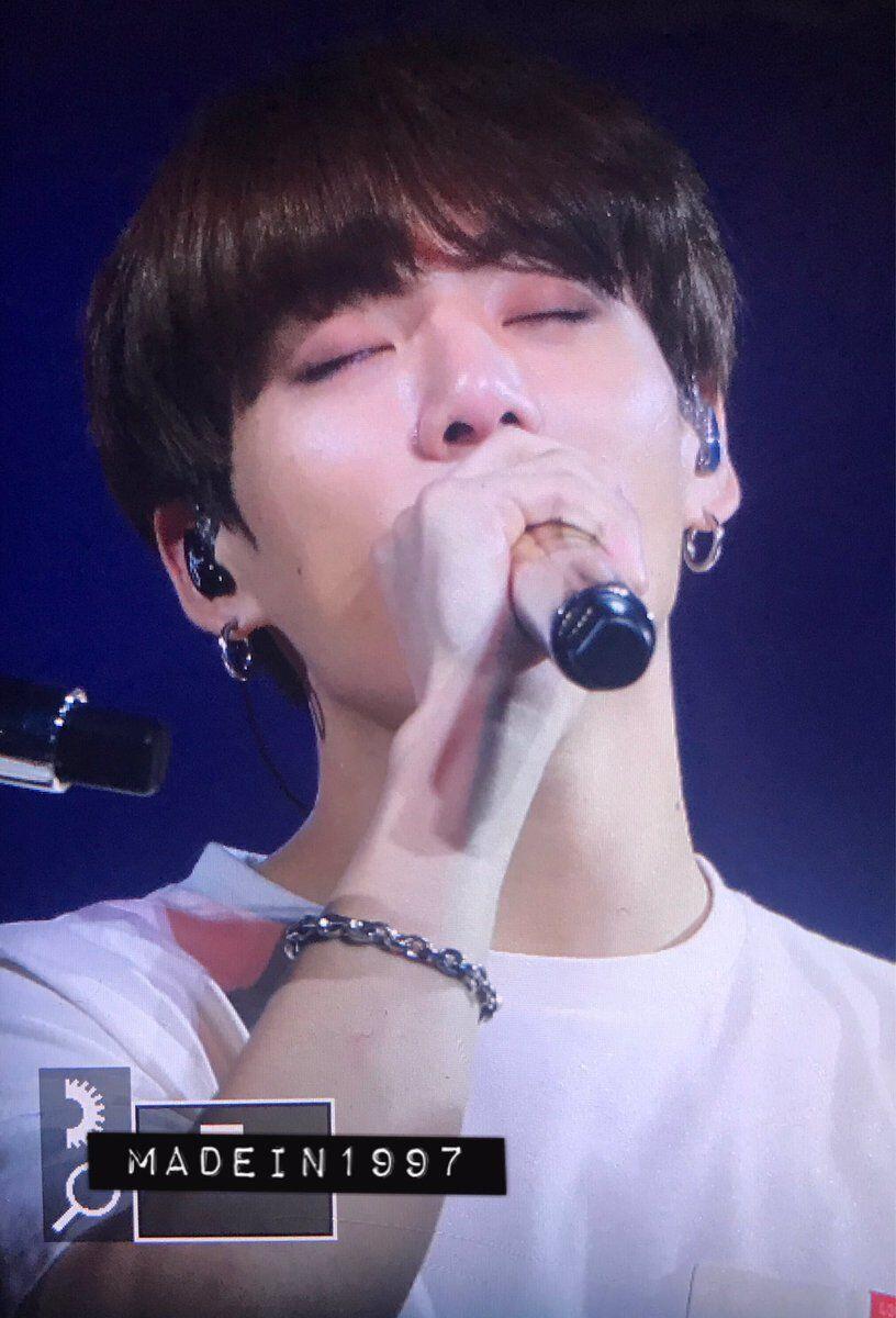 7 Potret Haru Jungkook BTS Saat Tetap Tampil Meski Sedang Cedera!