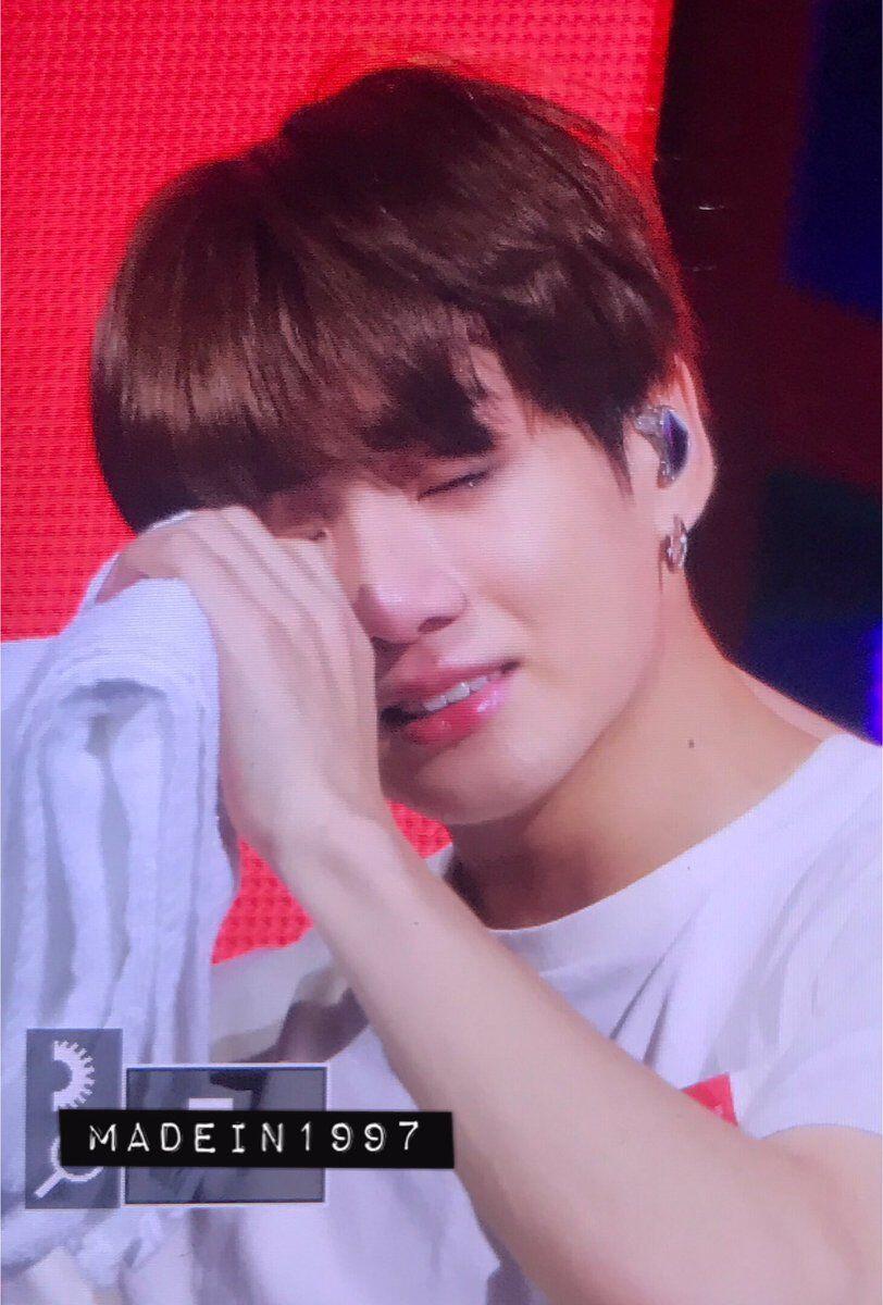7 Potret Haru Jungkook BTS Saat Tetap Tampil Meski Sedang Cedera!