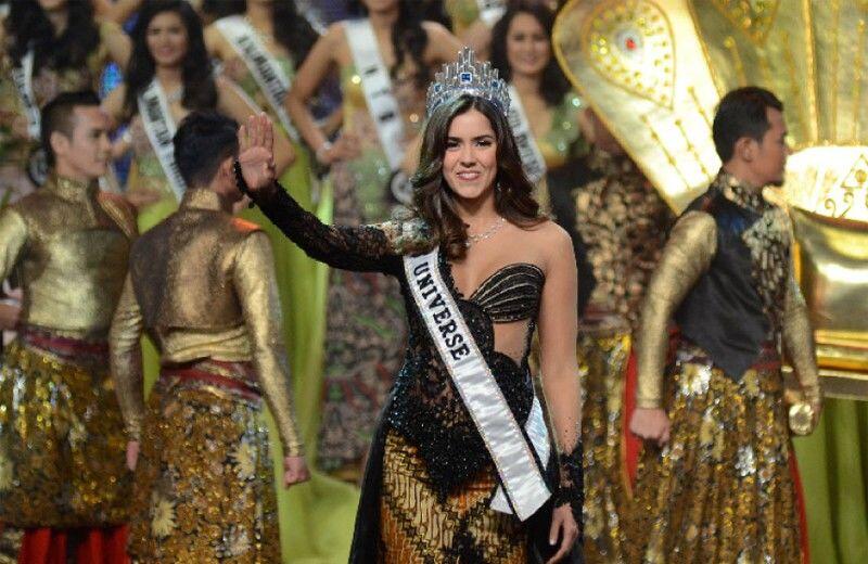 10 Potret Anggunnya Ratu Kecantikan Dunia Saat Kenakan Kebaya