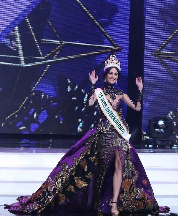 10 Potret Anggunnya Ratu Kecantikan Dunia Saat Kenakan Kebaya