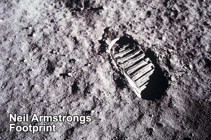 Teori Konspirasi Beda Jejak Kaki Neil Armstrong di Bulan