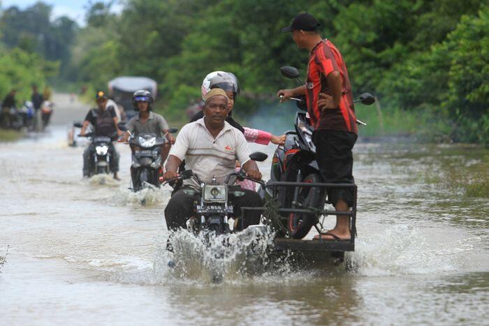 Banjir terjang sejumlah daerah di Sumatra