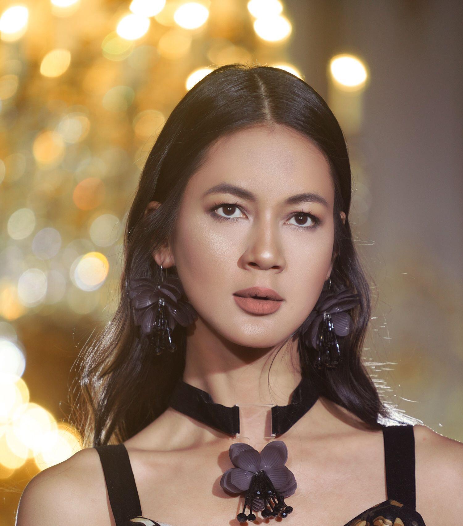 Indahnya Tata Rias Champagne Gold di Paris Fashion Week