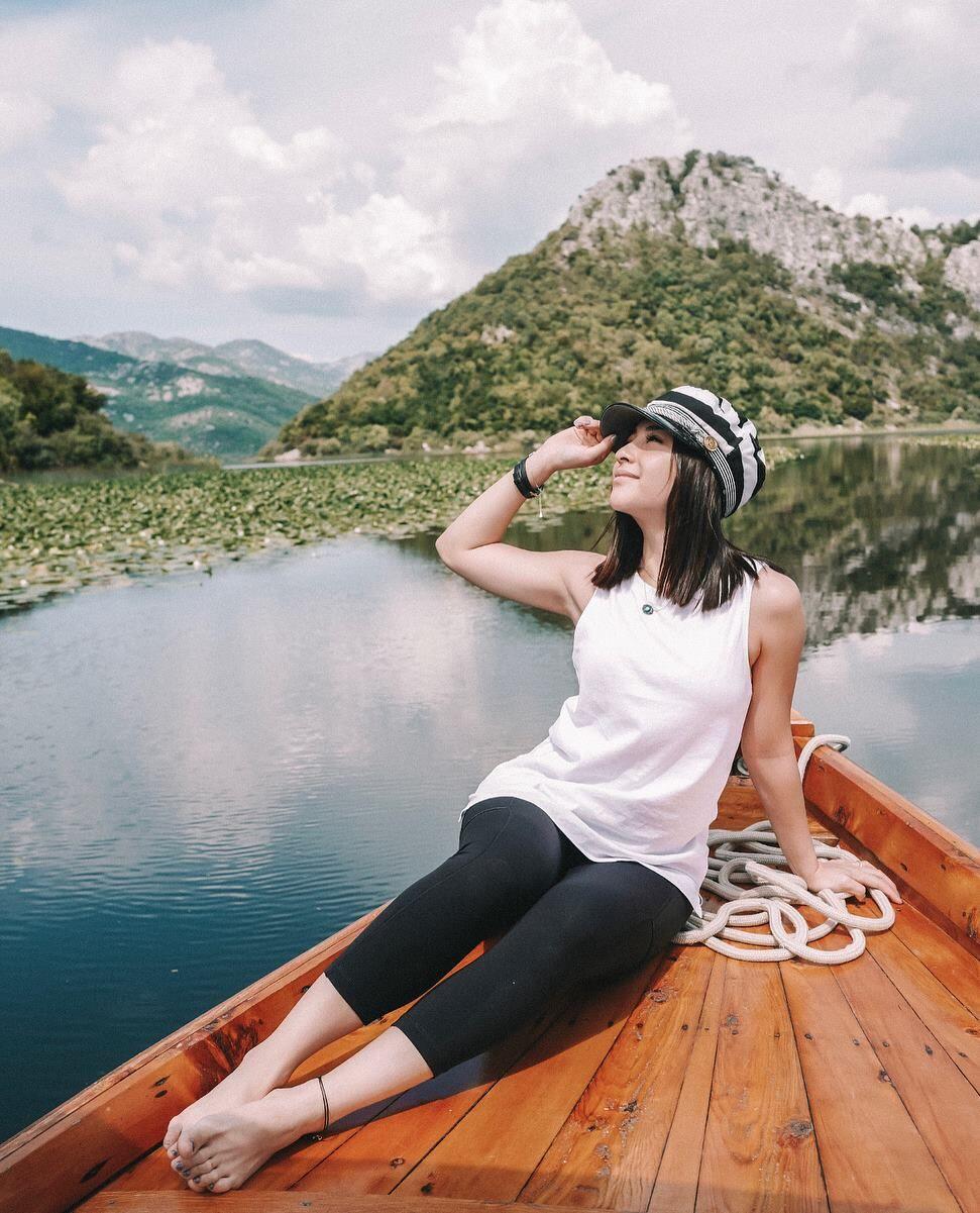 8 Inspirasi Gaya Traveling Nikita Willy, Stylish untuk OOTD Liburan!