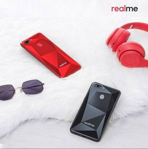 Gradasi Warna Belakang Realme 2, Bikin Gaya Lo Makin Keren!