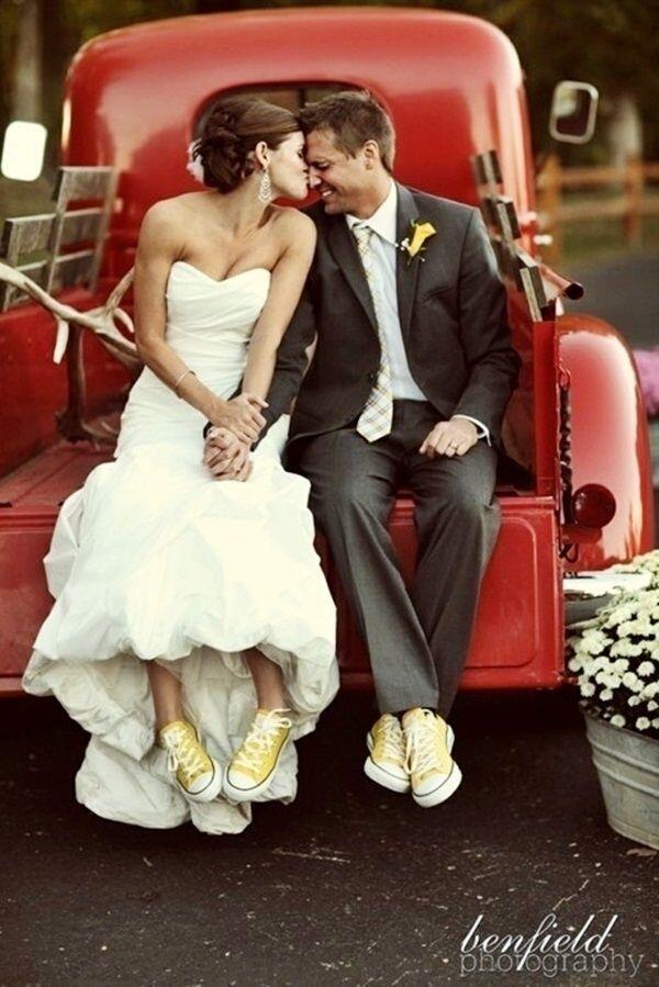 Ingin Tampil Beda di Hari Pernikahan? Ini 10 Gaya Brides dengan Sneakers