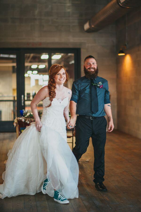 Ingin Tampil Beda di Hari Pernikahan? Ini 10 Gaya Brides dengan Sneakers
