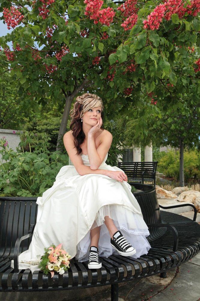 Ingin Tampil Beda di Hari Pernikahan? Ini 10 Gaya Brides dengan Sneakers