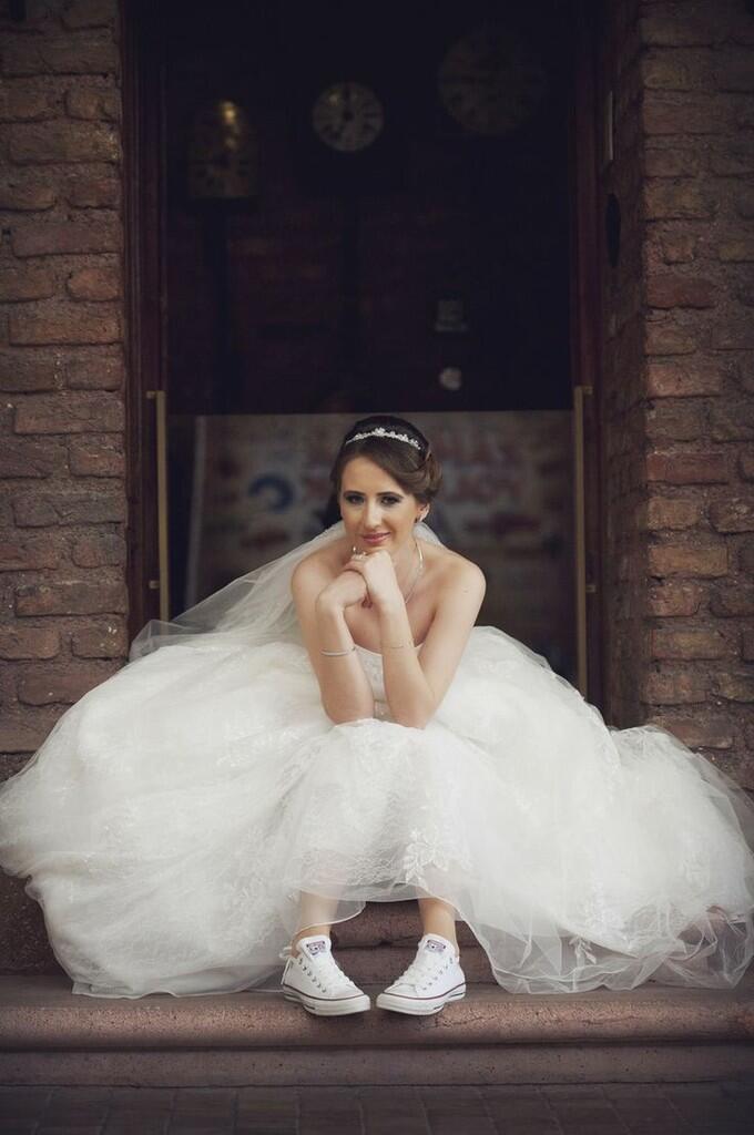 Ingin Tampil Beda di Hari Pernikahan? Ini 10 Gaya Brides dengan Sneakers