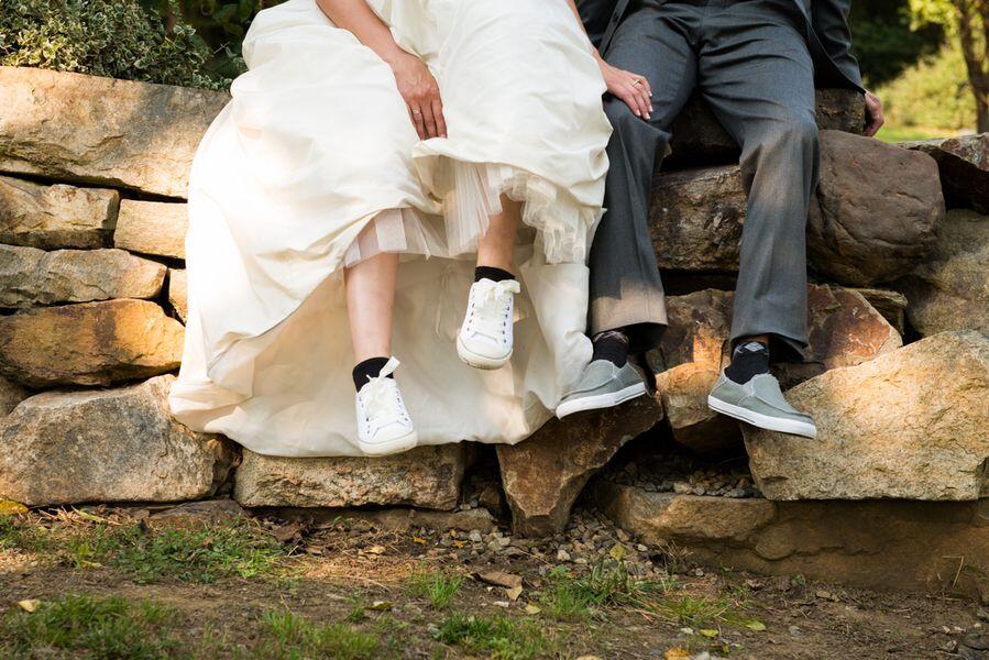 Ingin Tampil Beda di Hari Pernikahan? Ini 10 Gaya Brides dengan Sneakers