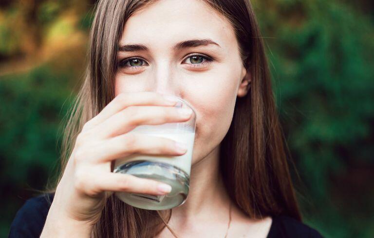 Ini 12 Cara Alami dan Mudah Memutihkan Gigi, Tanpa Perlu Bleaching!