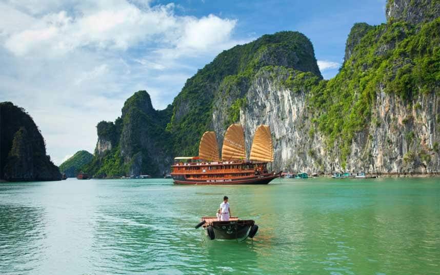 15 Wisata yang Harus Dikunjungi Sekali Seumur Hidup, Gak Bakal Rugi!
