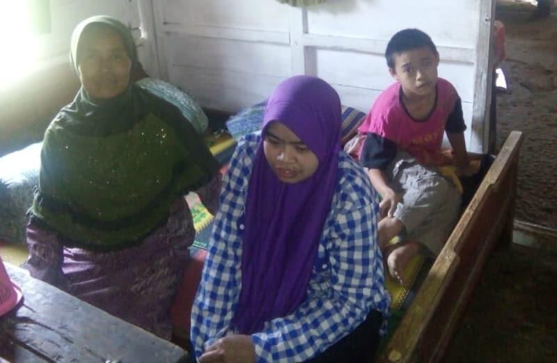 Kisah Mustaroh, Perempuan Hebat Hidupi Keluarga yang Alami Kelumpuhan