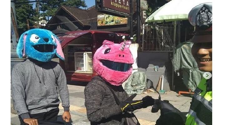 Pemakai Helm Boneka Elmo Ditilang karena Bikin Tidak Fokus Pengendara Lain