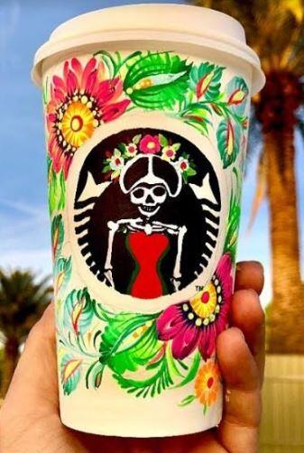 Cewek Cantik ini Menjadikan Gelas Kopi Kanvas Lukisan, Hasilnya Keren !