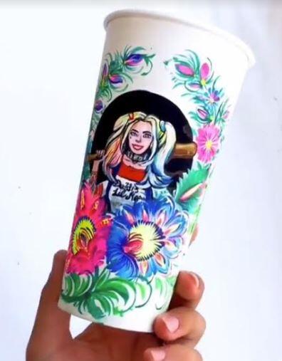Cewek Cantik ini Menjadikan Gelas Kopi Kanvas Lukisan, Hasilnya Keren !