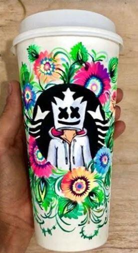 Cewek Cantik ini Menjadikan Gelas Kopi Kanvas Lukisan, Hasilnya Keren !