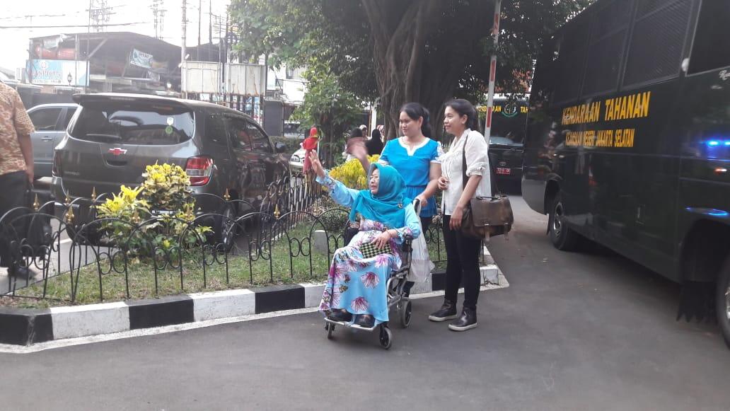 Ibunda Meninggal Dunia, Roro Fitria Dihajar Nasib Buruk Bertubi-tubi