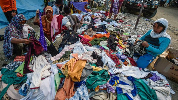 Baju Sumbangan Korban Tsunami Palu yang Terbuang