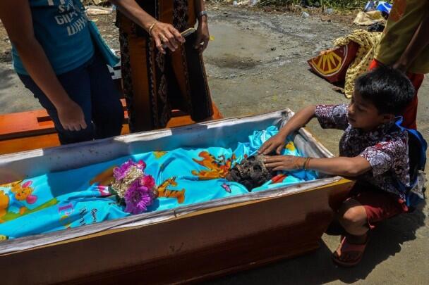 Serem! Obati Kangen, Bocah Ini Usap Tengkorak Sang Ibu di Ritual Manene