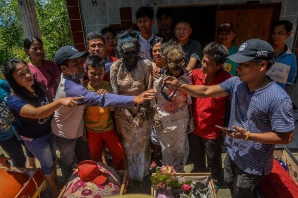 Serem! Obati Kangen, Bocah Ini Usap Tengkorak Sang Ibu di Ritual Manene