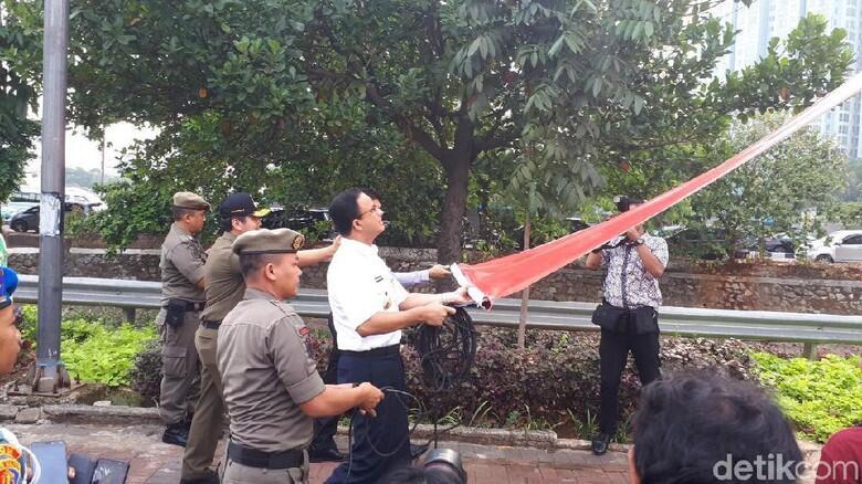 Anies Segel Reklame Langgar Aturan di Jalan Rasuna Said