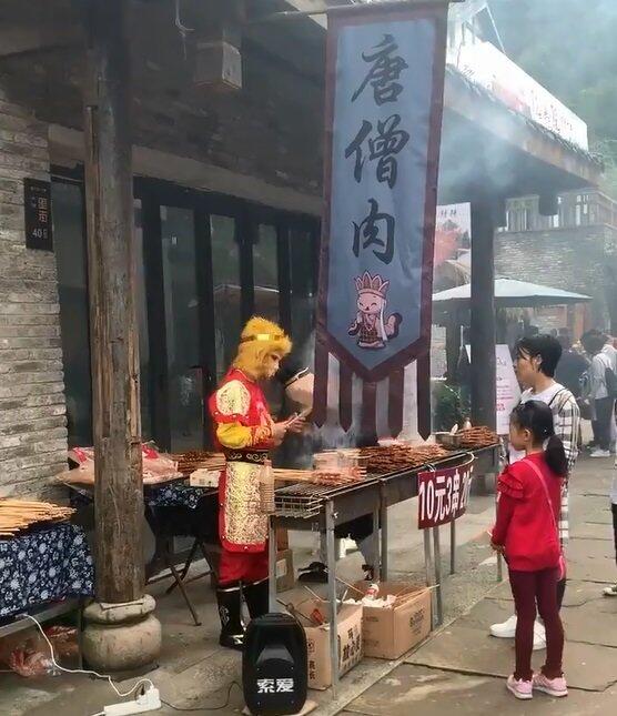 Penjual Sate Pakai Cosplay Kera Sakti! Warganet Ngakak Lihat Spanduk Iklannya