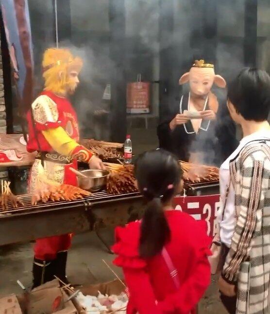 Penjual Sate Pakai Cosplay Kera Sakti! Warganet Ngakak Lihat Spanduk Iklannya