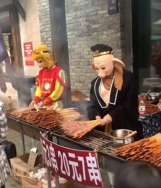 Penjual Sate Pakai Cosplay Kera Sakti! Warganet Ngakak Lihat Spanduk Iklannya