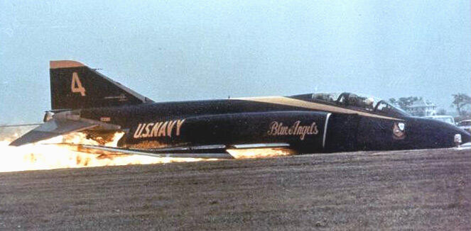 SEREM! Pesawat Jet Supersonic F-11 TIGER,&quot;MENEMBAK&quot; Jatuh Dirinya Sendiri!