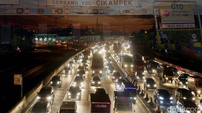 Ada Penyempitan Lajur, Tol Jakarta-Cikampek Macet 3 Km