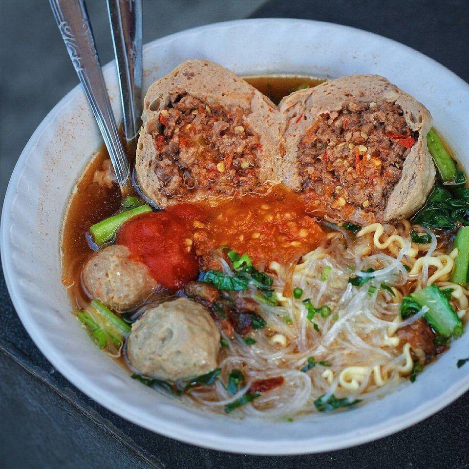 Pedas Nendang! 5 Tempat Ini Punya Bakso Mercon Isi Rawit