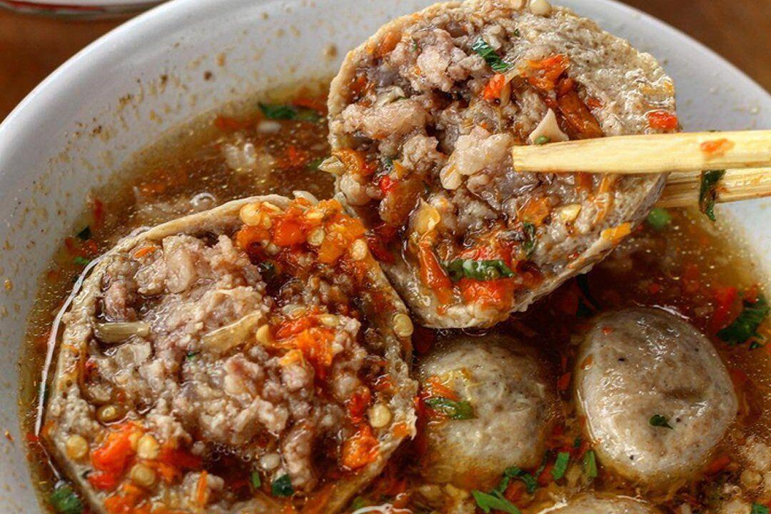 Pedas Nendang! 5 Tempat Ini Punya Bakso Mercon Isi Rawit