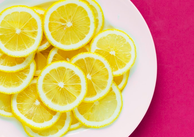 3 Cara Mengatasi Bibir Hitam dengan Lemon