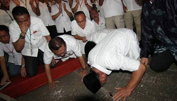Tim Jokowi ingatkan Sandi, dulu Prabowo sujud syukur tahunya kalah