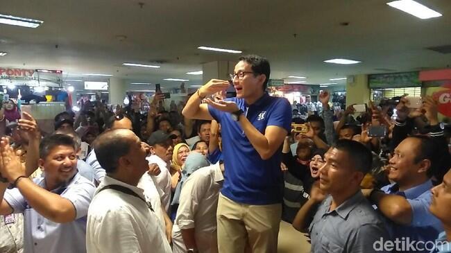 Diserbu Warga Surabaya, Sandiaga Naik Kursi Minta Izin Makan Dulu