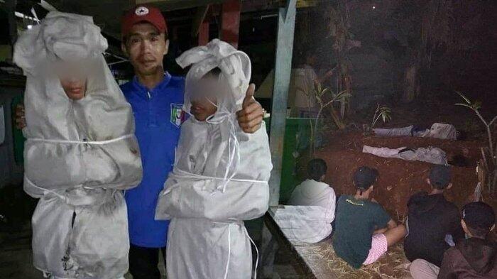 Nyamar Jadi Pocong & Ganggu Warga, 2 Remaja Iseng Ini Dihukum Tidur di Kuburan