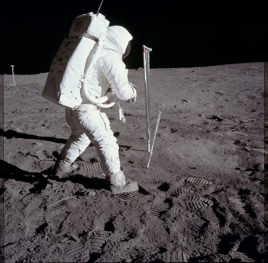 KONSPIRASI! Foto Jejak Kaki Pertama Di Bulan &quot;BERBEDA&quot; Dengan Sepatu Astronot?