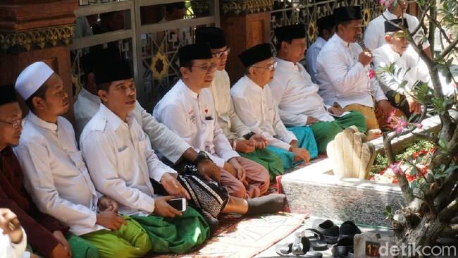 Prabowo-Sandiaga Napak Tilas Resolusi Jihad ke Makam Pendiri NU