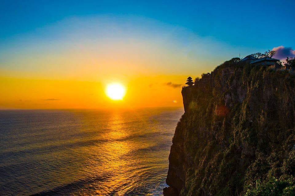 Berburu Senja di Pura Uluwatu