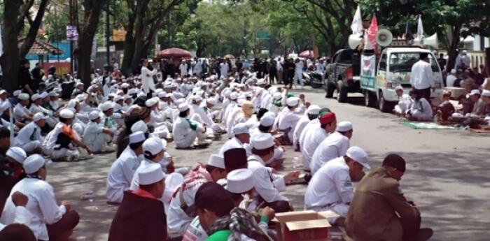 Kawal Sidang Praperadilan, Massa FPI Duduki PN Bandung
