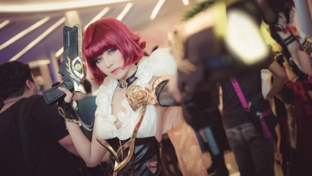 Cantik, Sexy, dan Mematikan! Cosplay Violet Yang Bikin Agan Rela di Tembaknya!